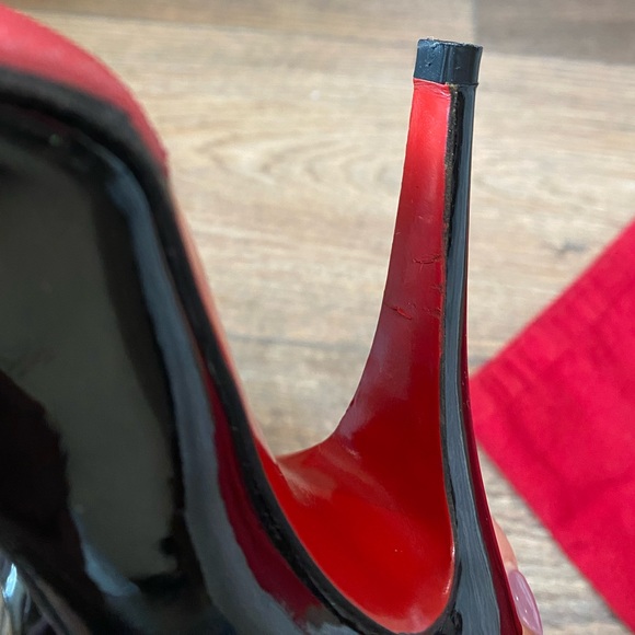 Christian Louboutin black patent leather pumps with dust bag, size 37 - Picture 4 of 5